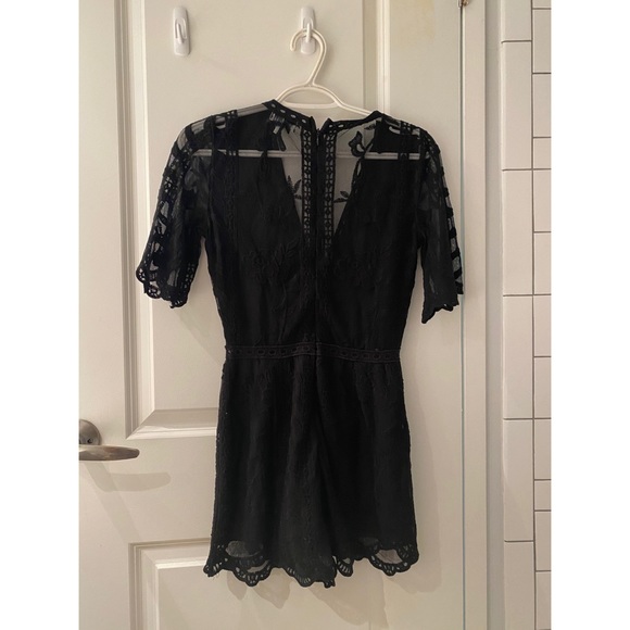 Plunging neck lace romper - Picture 2 of 3
